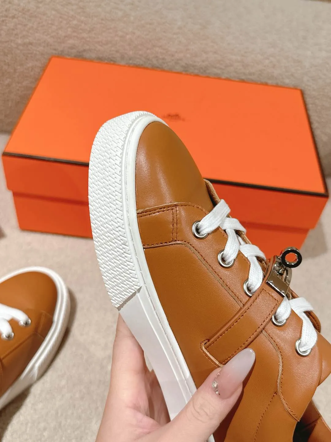 👟👟Ex-factory price 600👟👟Hermes top version couple model Epsom calfskin and calfskin loafer style lace-up sneakers, with functional rose gold-plated Kelly shoe buckles. Create a stylish urban look. Fabric: Specific cowhide/canvas material Lining: Sheepskin lining Outsole: Original molded TPU outsole Size: 35-45